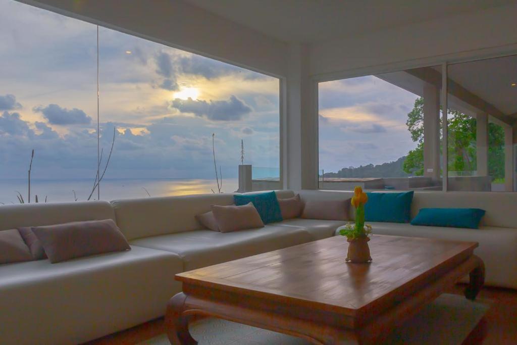 Grand Bleu Ocean View Pool Suite Pantai Kamala Bagian luar foto