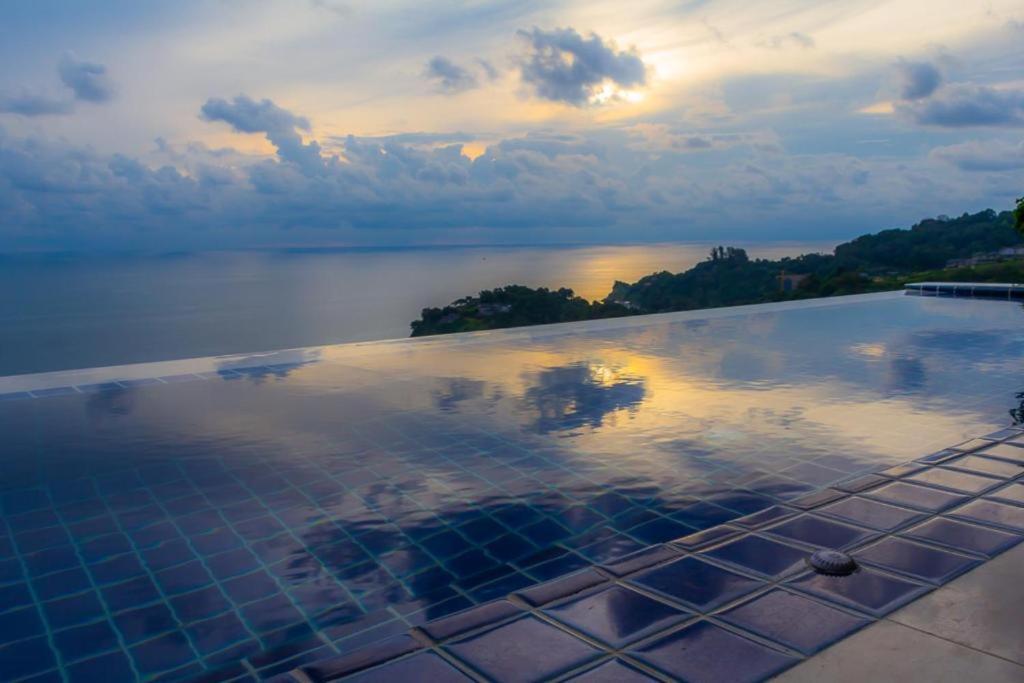 Grand Bleu Ocean View Pool Suite Pantai Kamala Bagian luar foto